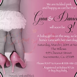 Puede incluir: Una invitaci&oacute;n de baby shower rosa y negra con una foto de una ni&ntilde;a peque&ntilde;a usando tacones altos rosas. La invitaci&oacute;n dice "Gina & Daniel pronto ser&aacute;n 3!" e incluye la fecha, hora y lugar del evento. Tambi&eacute;n incluye informaci&oacute;n sobre c&oacute;mo confirmar asistencia y d&oacute;nde est&aacute; registrado la pareja.