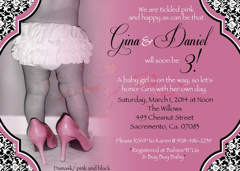 Puede incluir: Una invitaci&oacute;n de baby shower rosa y negra con una foto de una ni&ntilde;a peque&ntilde;a usando tacones altos rosas. La invitaci&oacute;n dice "Gina & Daniel pronto ser&aacute;n 3!" e incluye la fecha, hora y lugar del evento. Tambi&eacute;n incluye informaci&oacute;n sobre c&oacute;mo confirmar asistencia y d&oacute;nde est&aacute; registrado la pareja.