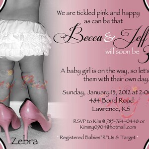 Puede incluir: Una invitaci&oacute;n de baby shower rosa y blanca con un borde de estampado de cebra. La invitaci&oacute;n anuncia que Becca & Jeff pronto ser&aacute;n padres de una ni&ntilde;a. La invitaci&oacute;n incluye la fecha y hora de la ducha, la direcci&oacute;n y la informaci&oacute;n de RSVP.