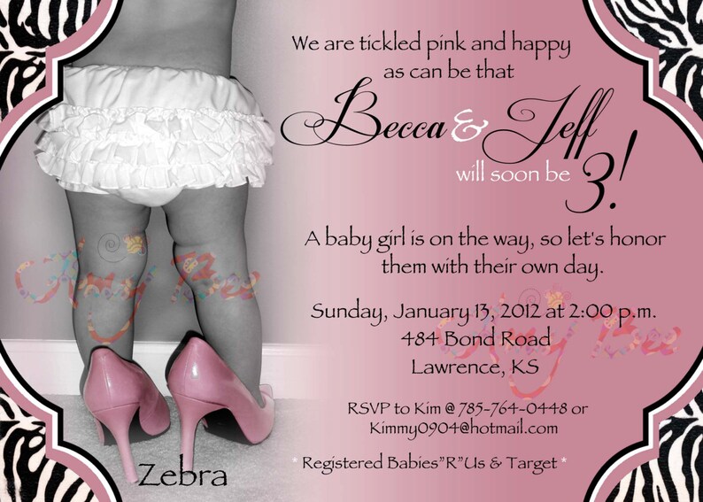 Puede incluir: Una invitaci&oacute;n de baby shower rosa y blanca con un borde de estampado de cebra. La invitaci&oacute;n anuncia que Becca & Jeff pronto ser&aacute;n padres de una ni&ntilde;a. La invitaci&oacute;n incluye la fecha y hora de la ducha, la direcci&oacute;n y la informaci&oacute;n de RSVP.