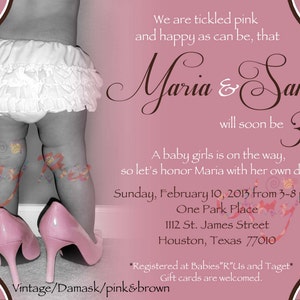 Puede incluir: Una invitaci&oacute;n de baby shower rosa y marr&oacute;n con una foto de una ni&ntilde;a peque&ntilde;a con tacones altos rosas. La invitaci&oacute;n dice "We are tickled pink and happy as can be, that Maria & Sam will soon be 3!" e incluye la fecha, la hora y la ubicaci&oacute;n de la fiesta.