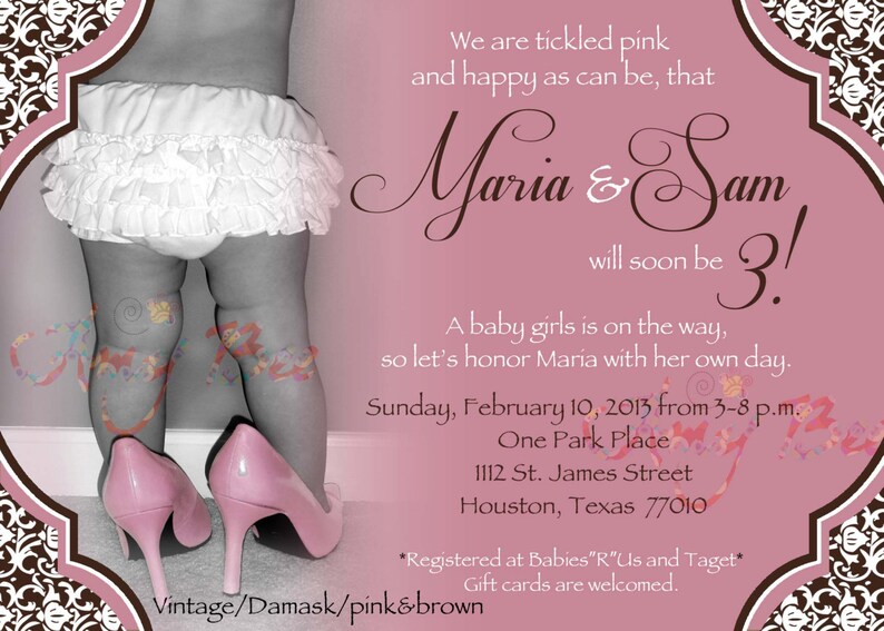 Puede incluir: Una invitaci&oacute;n de baby shower rosa y marr&oacute;n con una foto de una ni&ntilde;a peque&ntilde;a con tacones altos rosas. La invitaci&oacute;n dice "We are tickled pink and happy as can be, that Maria & Sam will soon be 3!" e incluye la fecha, la hora y la ubicaci&oacute;n de la fiesta.