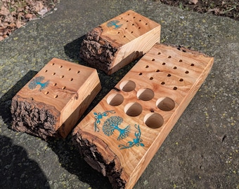 Portaherramientas de madera de nogal con borde vivo e incrustaciones de piedras preciosas turquesas