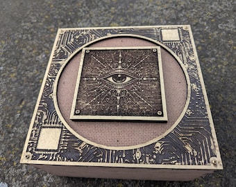 Cofre del Tesoro con Cierre Giratorio 2026. Bandejas forradas de fieltro, ¡tapa con cierre mecánico! Estilo Circuitos y Ojos.