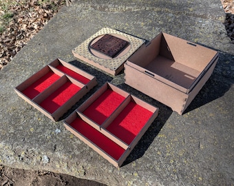 Caja del tesoro con cierre giratorio 2026. Bandejas forradas de fieltro, tapa con cierre mecánico.