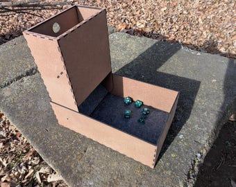 Torre de dados de madera con revestimiento de fieltro (colores más comunes disponibles)