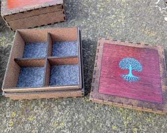 Pequeño joyero de recuerdo con incrustaciones de turquesa y maderas duras exóticas.