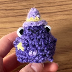 Rana de peluche tejida a crochet de color morado pastel: adorable rana de peluche pequeña con sombrero de bruja, estrellas, luna, cartas de taro, llavero, regalo kawaii