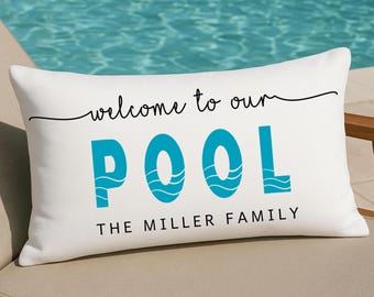 Willkommen zu unserem Pool Personalisiertes Lendenkissen Benutzerdefiniertes Familienname Outdoor-Kissen | Pool Dekor | 12x20 Weißer Kissenbezug.
