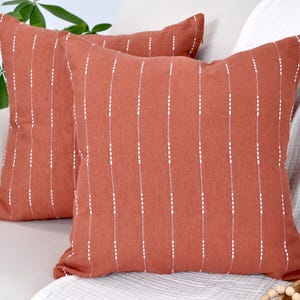 Fundas de almohada de algodón con estampado de rayas tejidas en marrón óxido/naranja quemado, minimalistas y modernas, 18 x 18 y 20 x 20
