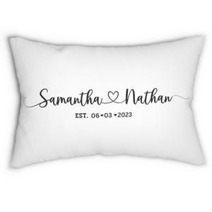 Regalo de boda personalizado, regalo de aniversario personalizado, nombres de novios personalizados Pilllow, monograma del apellido Sr. y Sra. Pareja