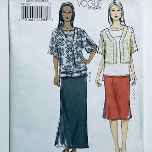 Könnte beinhalten: Vogue Patterns Schnittmuster mit zwei Damen-Outfits. Ein Outfit beinhaltet einen langen Rock, ein Oberteil mit Blumenmuster und eine kurzärmlige Jacke. Das andere Outfit beinhaltet einen knielangen Rock, ein weißes Oberteil und eine kurzärmlige Jacke. Die Musternummer ist V8914.