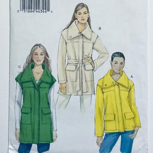 Może przedstawiać: Wzór do szycia z ilustracjami trzech modeli kurtek. Kurtki są pokazane w kolorze kremowym, zielonym i żółtym. Każda kurtka ma unikalny styl, w tym płaszcz z paskiem, kamizelkę i kurtkę z kołnierzem. Wzór zawiera kod kreskowy.