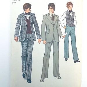 Puede incluir: Un sobre de patrón de costura con ilustraciones de tres conjuntos: un traje a cuadros con chaleco oscuro y pajarita, un traje gris claro liso con corbata, y un chaleco a cuadros combinado con pantalones azul claro y pajarita, etiquetado Chest 42.