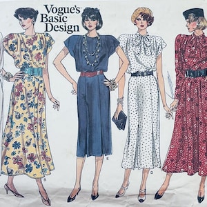 Op de afbeelding: Vintage Vogue's Basic Design naaipatroon met vijf verschillende jurk ontwerpen. De jurken zijn onder andere een witte jumpsuit, een jurk met bloemenprint, een blauwe jumpsuit, een polkadot jurk en een rood patroon jurk.