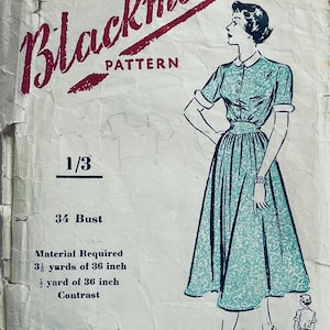 Puede incluir: Un patrón de costura vintage para un vestido, con una mujer en un vestido azul claro con un cuello blanco. El patrón está etiquetado como "Blackmore Pattern" e incluye instrucciones para un busto de 34 pulgadas. El patrón requiere 3,5 yardas de tela de 36 pulgadas y 1/2 yarda de tela de contraste de 36 pulgadas.
