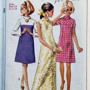 Puede incluir: Patrón de costura vintage para un vestido con tres estilos diferentes. El patrón es para la talla 14 con una medida de busto de 86 cm. Los estilos de vestidos incluyen un vestido blanco y morado, un vestido amarillo y dorado y un vestido de cuadros rosa y blanco.