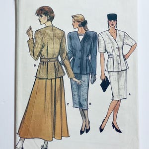 Op de afbeelding: Illustratie van drie vrouwen in vintage pakken. De pakken omvatten een beige jas en rok, een blauwe jas en rok en een witte jas en rok. Mode-illustratie.