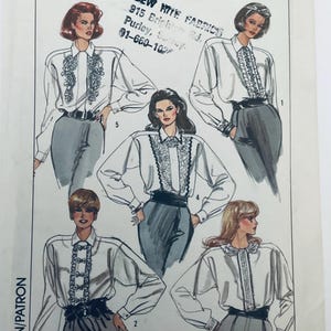 Könnte beinhalten: Eine Schnittmusterhülle mit fünf Illustrationen von langärmeligen weißen Blusen mit verschiedenen Spitzen- und Rüschendetails, kombiniert mit dunklen Hosen. Der Text lautet Sew Rite Fabrics, 915 Brighton Rd, Purley, Surrey, 01-660-1098.