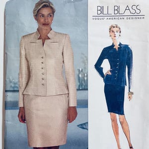 Puede incluir: Un patrón de costura Vogue vintage con una mujer con un traje beige y una falda a juego. El patrón incluye un segundo diseño de un traje azul marino. El texto "BILL BLASS VOGUE AMERICAN DESIGNER" está impreso en la parte superior.
