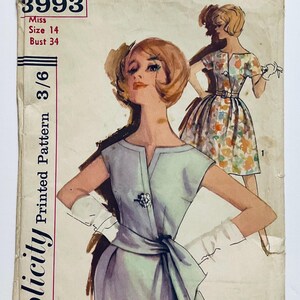 Puede incluir: Patrón de costura vintage para un vestido, con dos ilustraciones de mujeres que llevan el vestido. El número del patrón es 3993, la talla es 14 y la medida del busto es de 86 cm. El texto "Simplicity Printed Pattern 3/6" está impreso en el lado izquierdo de la imagen.