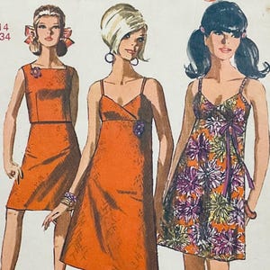 Könnte beinhalten: Drei Vintage-Schnittmuster für Kleider. Die Schnittmuster sind für ein ärmelloses Kleid mit quadratischem Ausschnitt, ein ärmelloses Kleid mit V-Ausschnitt und ein ärmelloses Kleid mit Blumendruck. Die Schnittmuster sind für Größe 14 und Brustumfang 34.