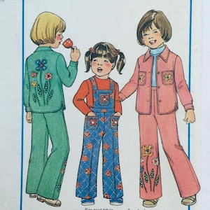 Puede incluir: Un patrón de costura vintage que presenta tres diseños de ropa para niños. El patrón incluye un traje de pantalón verde con bordado floral, un mono a cuadros azul y blanco y un traje de pantalón rosa con bordado floral. El patrón se titula "Tela de impresión de anillo".