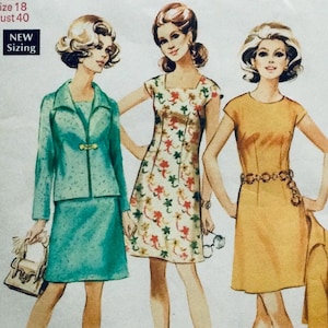 Könnte beinhalten: Ein Vintage-Schnittmuster mit drei Frauen, die verschiedene Kleider tragen. Die Frau links trägt einen grünen Anzug mit weißem Kragen und Gürtel. Die Frau in der Mitte trägt ein weißes Kleid mit Blumenmuster. Die Frau rechts trägt ein gelbes Kleid mit Gürtel. Das Schnittmuster ist mit "Neue Größen" beschriftet und umfasst die Größe 18 und Brustumfang 40.