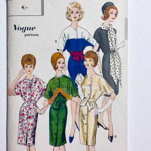 Könnte beinhalten: Vintage Vogue Schnittmuster mit Illustrationen von Damenkleidern. Die Kleider umfassen Blumenmuster, unifarbene Farben und Farbblock-Designs. Das Schnittmustercover trägt den Text "Vogue pattern" und einen Preis.