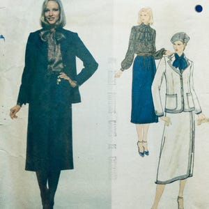 Könnte beinhalten: Ein Vintage-Schnittmuster mit zwei Damenoutfits. Das erste Outfit ist ein schwarzer Blazer mit passendem Rock und einer weißen Bluse mit Schleife. Das zweite Outfit ist ein weißer Blazer mit passendem Rock und einer blauen Bluse mit Schleife.
