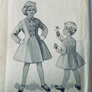 Op de afbeelding: Vintage naaipatroon voor twee kinderjassen. Het patroon toont een zwart-witte illustratie van twee kinderen die de jassen dragen. De jas van het meisje heeft een dubbele rij knopen en een uitlopende rok. De jas van de jongen heeft een meer aansluitende stijl. Het patroon is voor maten 4-6.