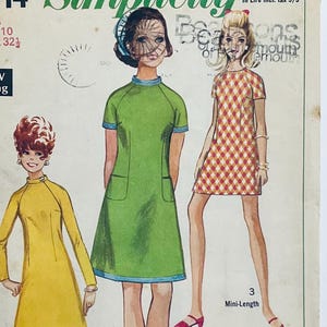 Könnte beinhalten: Ein Vintage-Schnittmuster mit drei Kleiderdesigns für Damen. Die Kleider sind im Mini-Stil gehalten. Das Schnittmuster ist für Größe 10, Brustumfang 82,5 cm. Das Schnittmuster trägt den Titel "Simplicity" und enthält den Text "Beacons of Bournemouth".