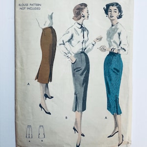 Könnte beinhalten: Vintage Schnittmuster mit Illustrationen von Bleistiftröcken. Das Muster zeigt drei verschiedene Rockdesigns in verschiedenen Farben, darunter Braun, Grau und Türkis. Der Text "BLOUSE PATTERN NOT INCLUDED" ist oben sichtbar.