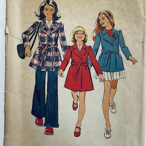 Puede incluir: Tres mujeres con abrigos diferentes. La mujer de la izquierda lleva un abrigo de cuadros con cinturón. La mujer del centro lleva un abrigo rojo con cinturón. La mujer de la derecha lleva un abrigo azul con un volante blanco.