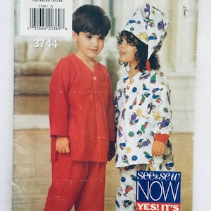 Pode incluir: Um padrão de costura para pijamas infantis. O padrão inclui dois designs: um conjunto de pijama vermelho de manga comprida e um conjunto de pijama branco de manga comprida com uma estampa colorida. O padrão é da marca See & Sew Now e tem o número 3744.