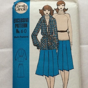 Puede incluir: Un patrón de costura para un conjunto de falda y chaqueta. El patrón se llama "Family Circle Exclusive Pattern No. 60 Multi Pattern". El patrón muestra a dos mujeres usando el conjunto de falda y chaqueta. La falda es azul y la chaqueta es a cuadros.