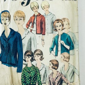 Puede incluir: Patrón de costura vintage para una chaqueta con diferentes estilos. El patrón incluye una chaqueta azul, una chaqueta roja, una chaqueta blanca y una chaqueta turquesa. El patrón es de la década de 1960.
