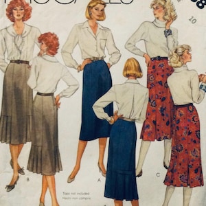 Könnte beinhalten: Ein Vintage-Schnittmuster mit vier verschiedenen Rockdesigns. Die Röcke sind alle knielang und haben verschiedene Stile, darunter ein Faltenrock, ein gerader Rock und ein Rock mit Blumenmuster. Das Schnittmuster ist mit "McCall's 4888" gekennzeichnet und enthält Anweisungen für die Größen 10-18.
