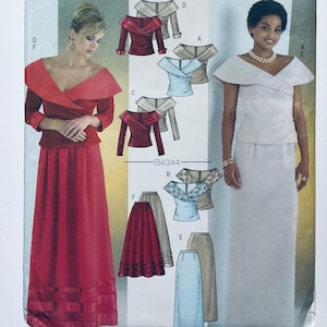 Può includere: Una busta per cartamodello etichettata B4344 con illustrazioni di vari top e gonne. Le immagini mostrano gonne lunghe e top aderenti con ampi colletti ripiegati in rosso, azzurro e beige, che presentano diverse varianti di design.