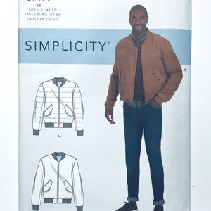 Könnte beinhalten: Ein Simplicity-Schnittmusterumschlag mit einer braunen Bomberjacke mit Frontreißverschluss, geripptem Kragen, Bündchen und Saum sowie zwei Vordertaschen. Die Verpackung zeigt technische Strichzeichnungen der Jacke und Größenangaben.