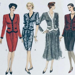 Puede incluir: Ilustración de moda de Vogue's Basic Design con cuatro mujeres en varios diseños de trajes. Los trajes incluyen un traje rojo con ribete negro, un vestido con estampado floral, un traje gris y un traje a cuadros rojo y negro. Los diseños son de la colección Vogue Basic Design.