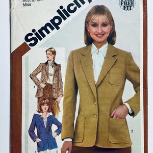 Könnte beinhalten: Simplicity Schnittmuster mit einer Frau in einem beigefarbenen Blazer mit Taschen. Das Muster enthält Abbildungen anderer Blazer-Stile, darunter ein karierter und ein blauer Blazer. Der Text "Simplicity" ist deutlich sichtbar.