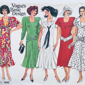 Puede incluir: Patrón Vogue's Basic Design con cinco vestidos ilustrados. Los vestidos son de varios colores y estilos, incluyendo un estampado floral rojo, verde con cinturón, blanco con corbata negra, rojo liso y un diseño de lunares blancos.