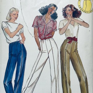 Peut inclure: Une pochette de patron de couture Butterick 367 illustrant trois tenues. Chaque modèle présente un haut associé à un pantalon taille haute bleu, blanc ou beige. Le texte inclut Butterick, 367, Size C, Taille C, Pattern/Patron et Custom Fit/Sur Mesure.