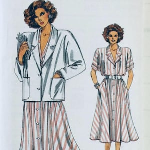 Könnte beinhalten: Ein Schnittmuster für ein Kleid mit einem gestreiften Muster und einer passenden Jacke. Das Kleid hat einen Knopfleisten vorne und einen Kragen. Die Jacke hat einen Knopfleisten vorne und Taschen.