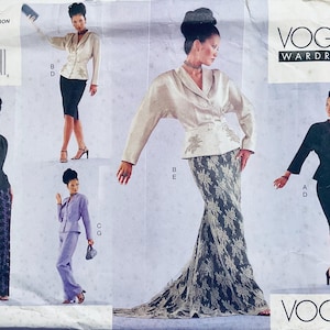 Może przedstawiać: Wzór szycia Vogue Wardrobe z różnymi projektami mody damskiej. Wzór zawiera zdjęcia kurtki, spódnicy i spodni w różnych stylach. Okładka przedstawia logo Vogue i szczegóły wzoru.