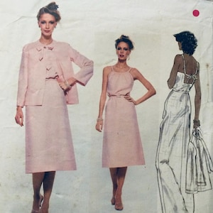 Puede incluir: Un patrón de costura vintage que presenta tres diseños de vestidos diferentes. El primer vestido es un traje de falda rosa con una chaqueta y una falda. El segundo vestido es un vestido rosa sin mangas con cuello redondo. El tercer vestido es un vestido blanco sin mangas con cuello redondo y un lazo en la espalda.