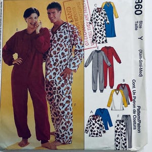 Peut inclure: Un patron de pyjama. La couverture montre une femme dans une combinaison bordeaux et un homme dans une combinaison blanche avec un imprimé alimentaire. D'autres modèles de pyjamas sont présentés à droite, dont un imprimé vache et des couleurs unies.