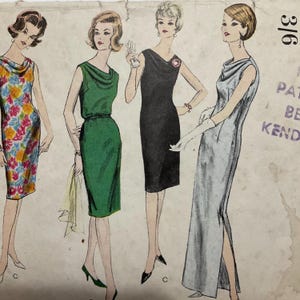 Könnte beinhalten: Eine Vintage-Schnittmuster-Illustration mit vier ärmellosen Kleidern mit Wasserfall-Ausschnitt. Die Entwürfe umfassen ein Etuikleid mit Blumenmuster, ein grünes knielanges Kleid, ein schwarzes knielanges Kleid und ein bodenlanges hellblaues Kleid.