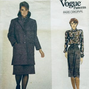Könnte beinhalten: Vogue Patterns Paris Original Schnittmuster mit zwei Damenoutfits. Das erste Outfit ist ein langärmliger Mantel und ein Rock in einem dunkelgrauen und schwarzen Karomuster. Das zweite Outfit ist eine langärmelige Bluse mit Blumendruck und ein schwarz-weiß karierter Rock.